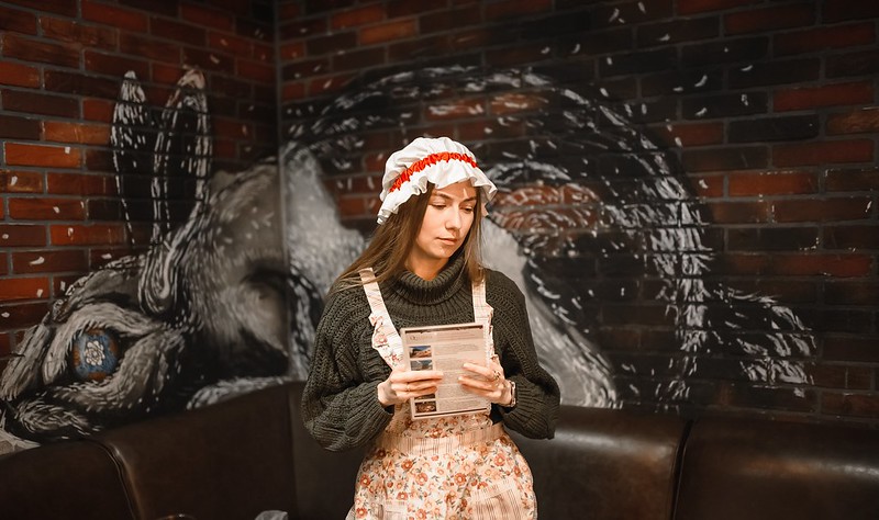 Выездные квесты на Международный женский день: организаторы проводят игру в школе Tyumen