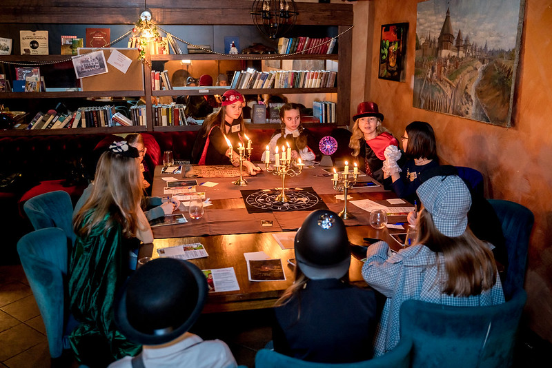 Дети разгадывают загадки в семейном квесте Хэллоуина в Tyumen