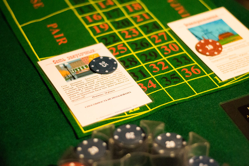 Ведущий развлекает гостей на корпоративе в Tyumen