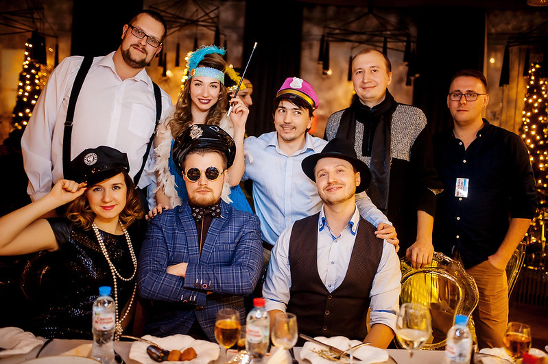 Команда компании празднует Новый год в ресторане Tyumen