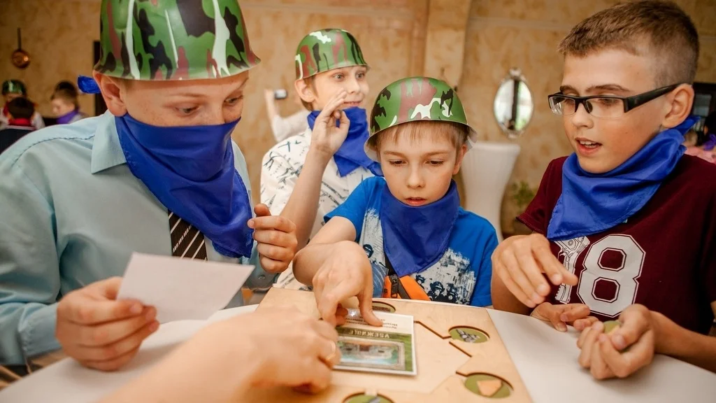 Квест на 23 февраля для детей «Бермудский треугольник»: команда военных крафтит убежище.